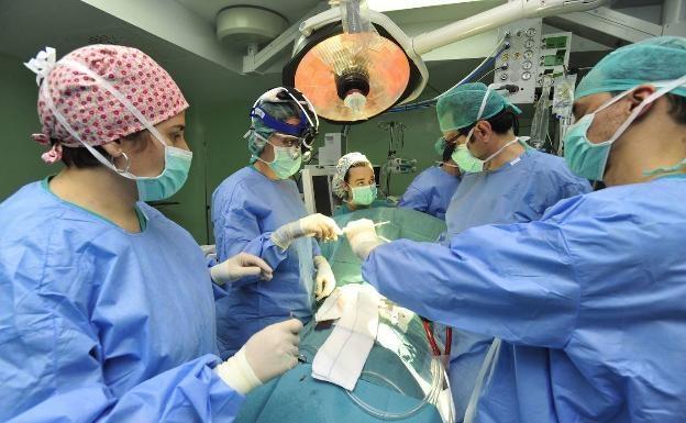 Duras sanciones a dos cirujanos que se negaban a revisar a pacientes operados