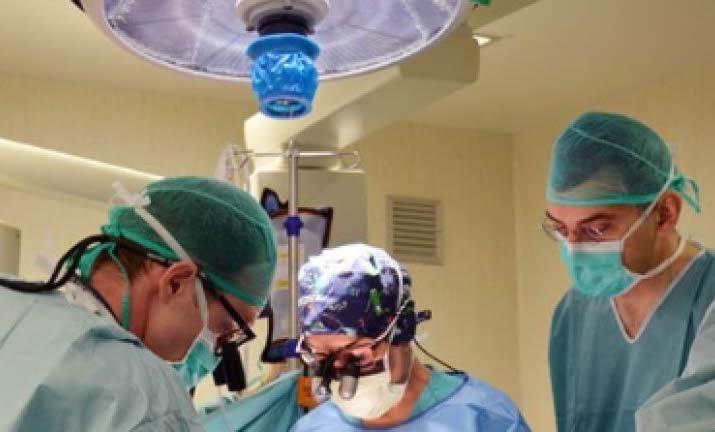 Operan por error a una mujer sin anestesia: 'Noté cómo me cortaban el ombligo'